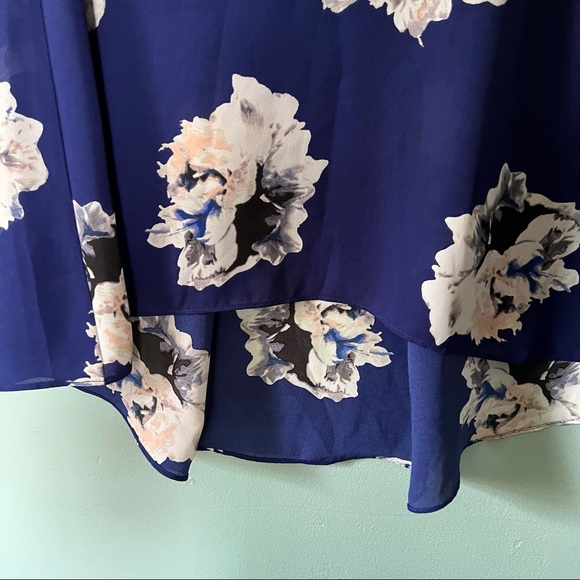 Vince Camuto Blue Floral Print Blouse size S - Picture 4 of 9